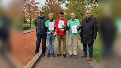 Siegerehrung KM 2025 (v.l.): Wettkampfleitung Friedhelm Tabaka, Heinrich Struck, Jo Evers, Helmut Schrader und Bürgermeister Hermann Temme. (Foto: privat)