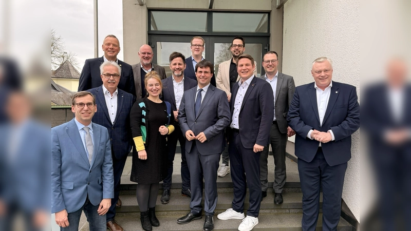 Die Bürgermeister des Kreises Höxter, Kreisdirektorin Manuela Kupsch und NRW-Finanzminister Dr. Marcus Optendrenk. (Foto: Stadt Borgentreich)