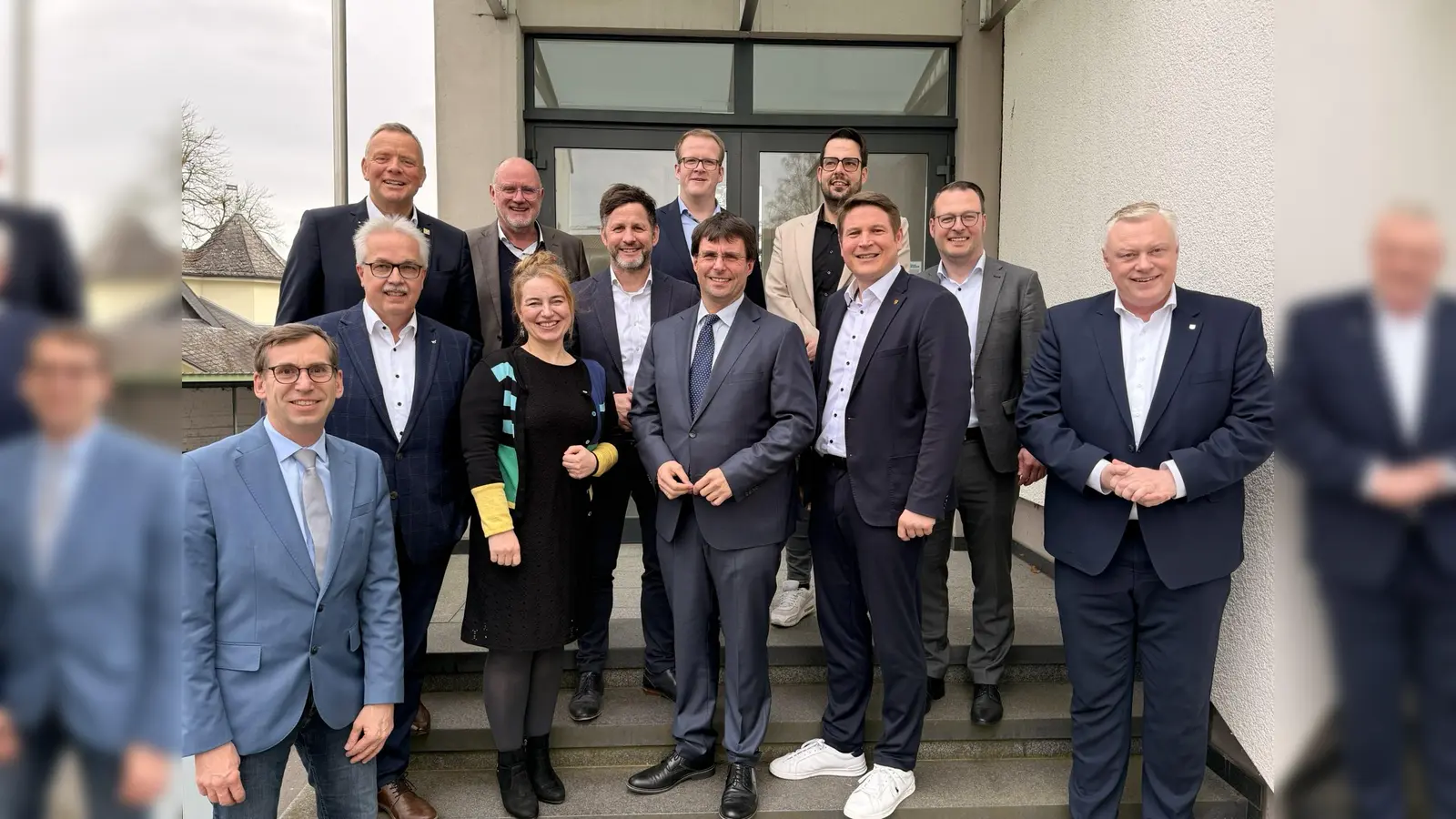 Die Bürgermeister des Kreises Höxter, Kreisdirektorin Manuela Kupsch und NRW-Finanzminister Dr. Marcus Optendrenk. (Foto: Stadt Borgentreich)