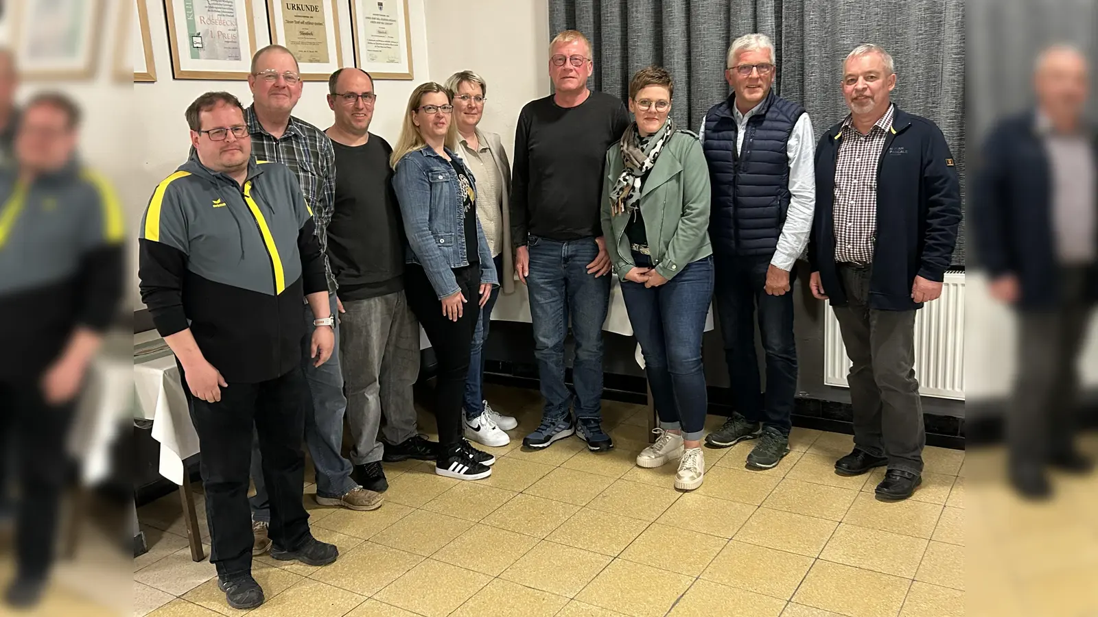 Engagiert für Rösebeck ( v.l.): Jens Nutt, Frank Boenke, Markus Ehle, Heidi Stoppelkamp, Kathrin Lages, Stefan Wäsche, Kristin Rose, Hubertus Becker und Dietmar Werner. (Foto: Dorfwerkstatt Rösebeck / privat)
