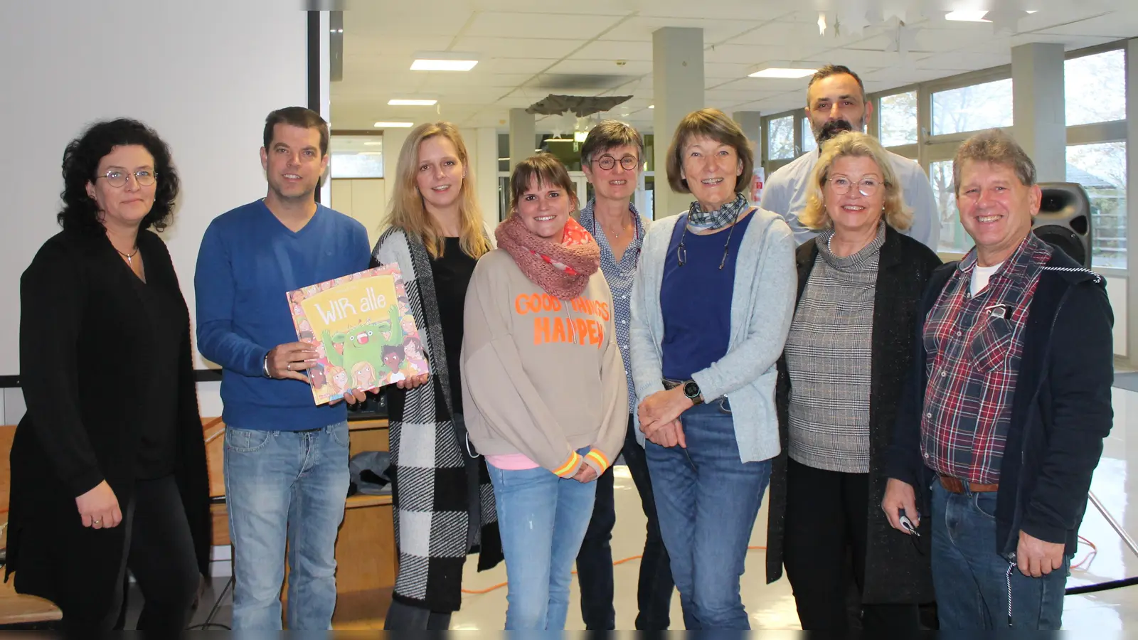Silvia Schlieker, Christian Haag und Alexandra Kleinschmidt freuen sich gemeinsam mit den Lesepatinnen und Lesepaten auf den Vorlesetag in der Laurentius-Schule.  (Foto: CWW Paderborn)