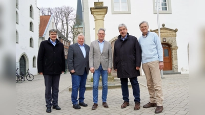 V.l.: Markus Krömeke, Bezirksverwaltungsstellenleiter von Hembsen, Kreisheimatpfleger Hans-Werner Gorzolka, der neue Heimatpfleger von Hembsen Peter Frischemeier, Bürgermeister Hermann Temme und Alfons Jochmaring, Ortsheimatpfleger Brakel / Stadtheimatpfleger Brakel. (Foto: Stadt Brakel)