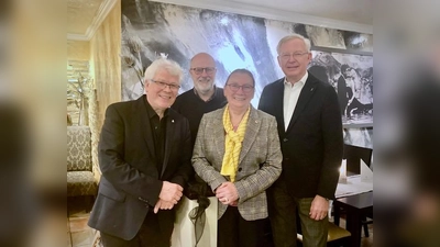 Sprachen über die weltweit größte Inklusions-Sportveranstaltung in Berlin 2023 (v. l.): Fritz Unruhe (Past-Distrikt-Governor), Siegfried Mühlenweg (Past-Distrikt-Governor), Marita von Garrel (Distrikt-Govenor Elect) und Wolfgang Tiersch (Past-Governorratsvorsitzender Lions Deutschland). (Foto: Lions Clubs)