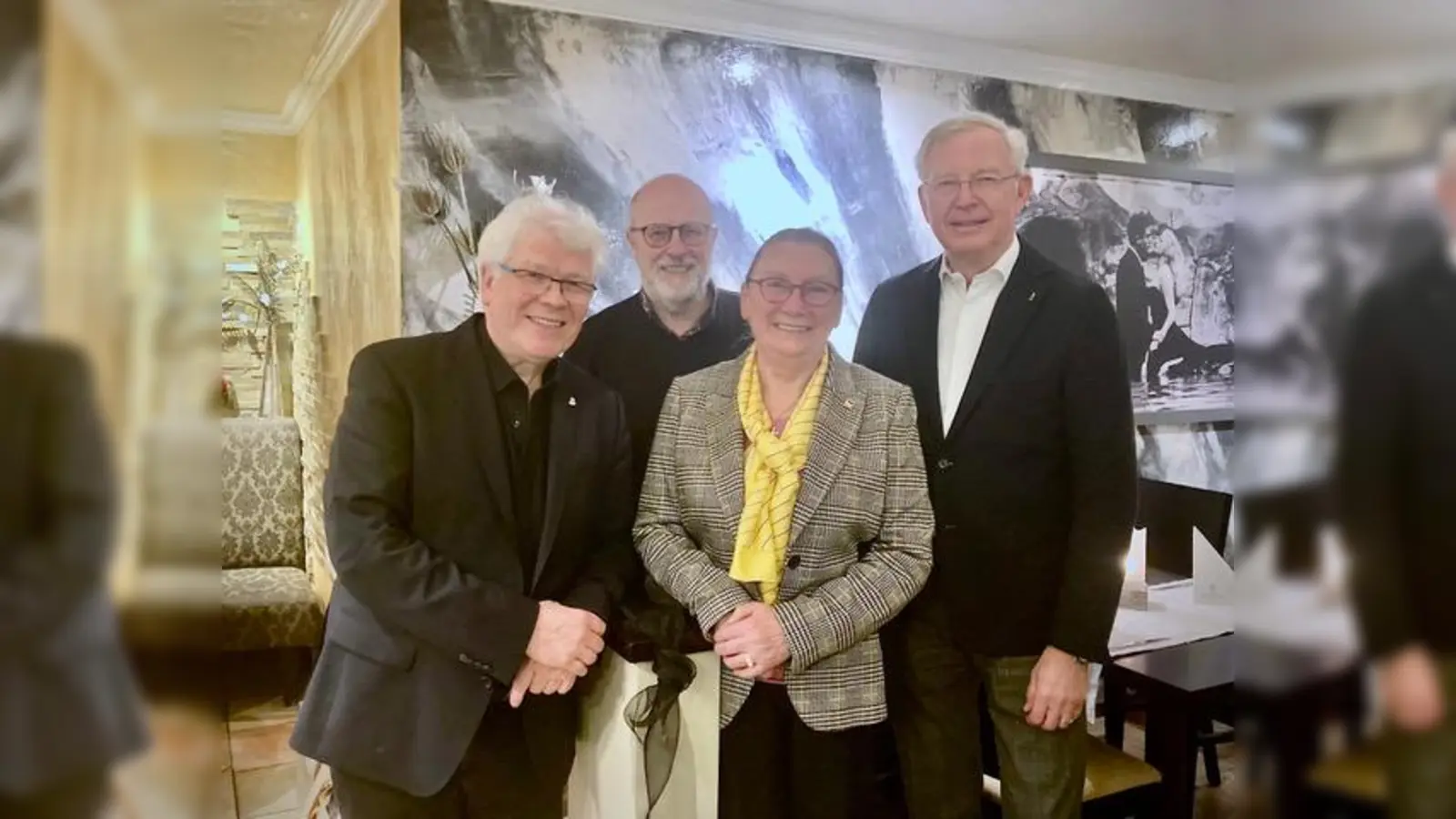 Sprachen über die weltweit größte Inklusions-Sportveranstaltung in Berlin 2023 (v. l.): Fritz Unruhe (Past-Distrikt-Governor), Siegfried Mühlenweg (Past-Distrikt-Governor), Marita von Garrel (Distrikt-Govenor Elect) und Wolfgang Tiersch (Past-Governorratsvorsitzender Lions Deutschland). (Foto: Lions Clubs)