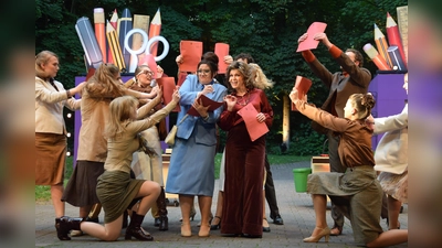 Die Freilichtbühne Bökendorf präsentiert das Musical „9 to 5”. (Foto: Marc Otto)