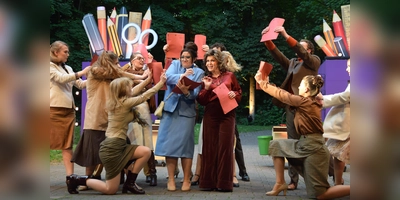 Die Freilichtbühne Bökendorf präsentiert das Musical „9 to 5”. (Foto: Marc Otto)