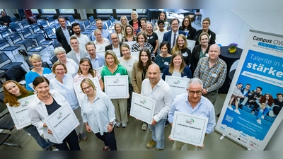 17 weitere Schulen wurden an der HSBI feierlich in die Kooperation aufgenommen und erhielten aus der Hand von Anna Katharina Bölling, Regierungspräsidentin im Regierungsbezirk Detmold, die offizielle Plakette. Unten rechts im Bild: Schulleiter Antonio Burgos. (Foto: S. Jonek/HSBI)