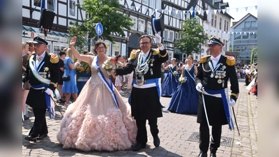 Wie hier Schützenkönig Ralf Göllner mit Königin Sonja Haase im Jahr 2023 jubeln Schützen und Volk den Majestäten am Sonntag und Montag auf der Weserstraße zu.  (Foto: Barbara Siebrecht)