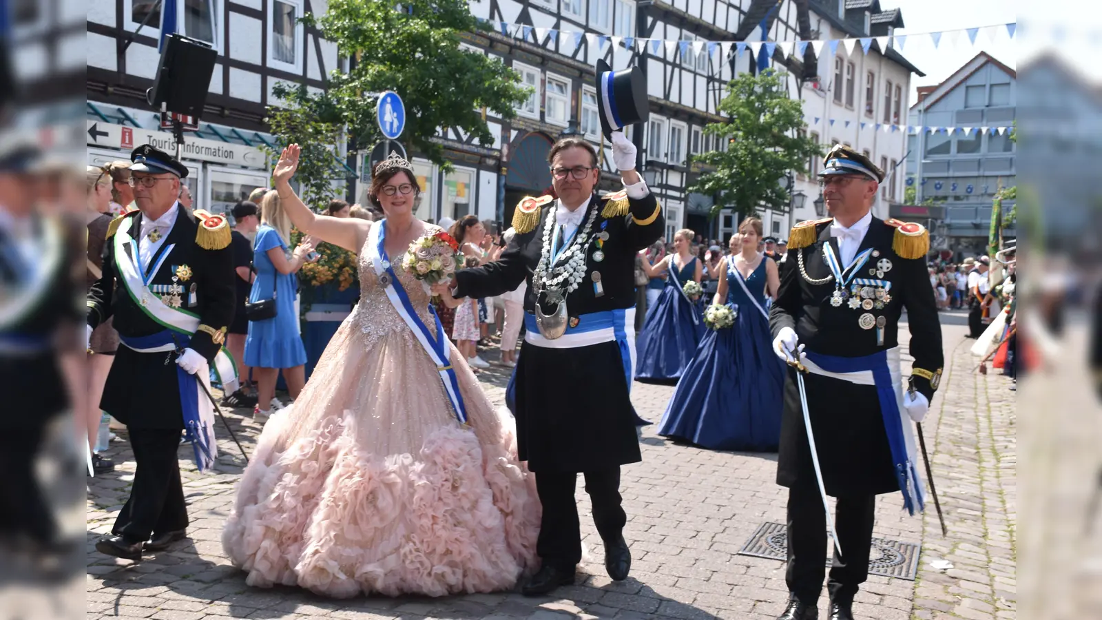 Wie hier Schützenkönig Ralf Göllner mit Königin Sonja Haase im Jahr 2023 jubeln Schützen und Volk den Majestäten am Sonntag und Montag auf der Weserstraße zu.  (Foto: Barbara Siebrecht)