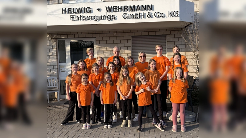 Die Kolping-Tanzgarde und ihre Trainer und Betreuer freuen sich über die Unterstützung durch das Unternehmen Helwig + Wehrmann und Prokuristin Alexandra Potthast (hinten, Mitte).  (Foto: Kolpingfamilie Beverungen)