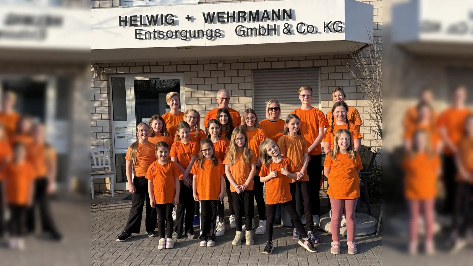 Die Kolping-Tanzgarde und ihre Trainer und Betreuer freuen sich über die Unterstützung durch das Unternehmen Helwig + Wehrmann und Prokuristin Alexandra Potthast (hinten, Mitte).  (Foto: Kolpingfamilie Beverungen)