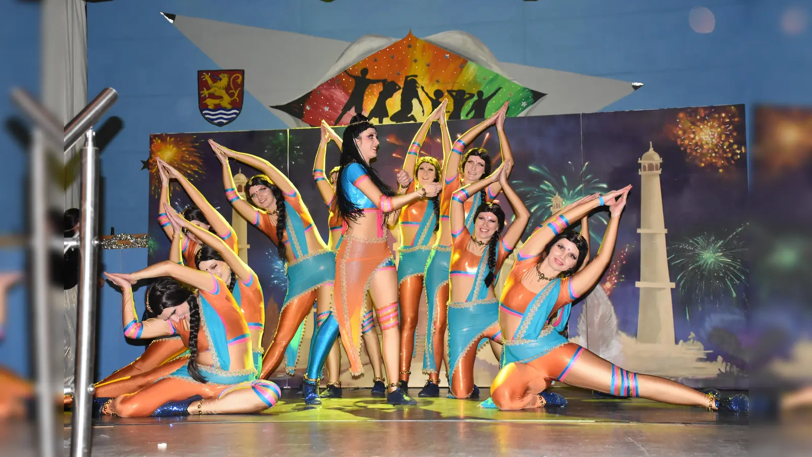 Die Showtanzgruppe „Shiva“ aus Delbrück entführte ins Kino zu einem Bollywood-Film.<br> (Foto: Barbara Siebrecht)