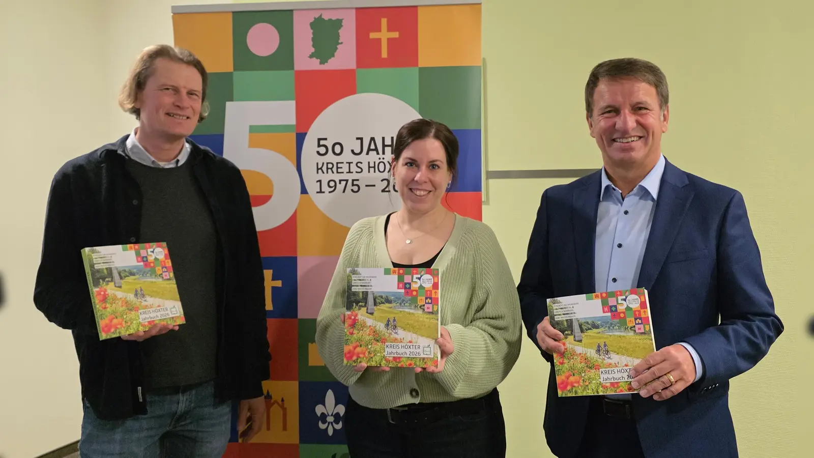 Mit Freude präsentieren sie in der Vorweihnachtszeit das Jahrbuch 2026 des Kreises Höxter, das ab sofort im Buchhandel erhältlich ist (von links): Verleger Jörg Mitzkat, Jennifer Diekmann vom Kulturbüro des Kreises Höxter und Landrat Michael Stickeln. (Foto: Kreis Höxter)