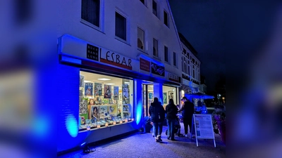 Bummeln in blauen Licht.  (Foto: Beverungen Marketing)