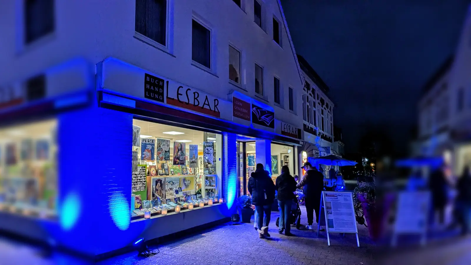 Bummeln in blauen Licht.  (Foto: Beverungen Marketing)