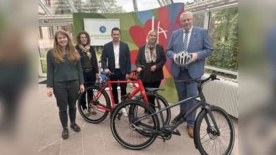 Freuen sich auf den Start des Stadtradeln 2026 in Höxter (v.l.): Mobilitätsmanagerin Karolin Bludau, Klimaschutzmanagerin Katharina Koßmann, Daniel Schwager vom diesjährigen Kooperationspartner Arntz Optibelt, Baudezernentin Julia Gogrewe und Bürgermeister Daniel Hartmann (Foto: Stadt Höxter)