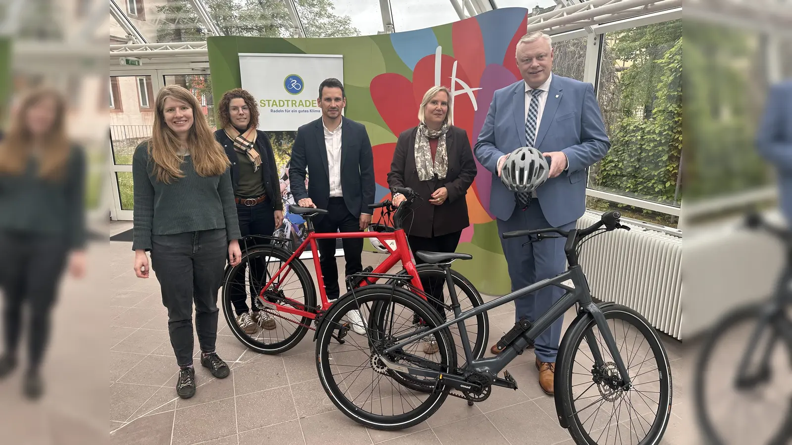Freuen sich auf den Start des Stadtradeln 2026 in Höxter (v.l.): Mobilitätsmanagerin Karolin Bludau, Klimaschutzmanagerin Katharina Koßmann, Daniel Schwager vom diesjährigen Kooperationspartner Arntz Optibelt, Baudezernentin Julia Gogrewe und Bürgermeister Daniel Hartmann (Foto: Stadt Höxter)