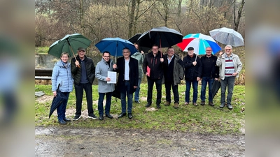 Bei der Übergabe auf dem Freizeitgelände „Kleeberg“: Immenhausens Bürgermeister Lars Obermann (dritter von links) und Landrat Andreas Siebert (vierter von links) mit Ehren-amtlichen und Anwohnern aus Holzhausen.  (Foto: Landkreis Kassel)
