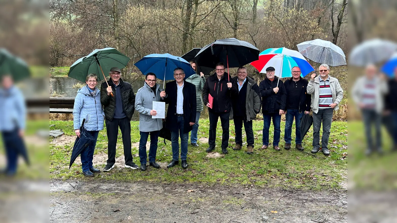 Bei der Übergabe auf dem Freizeitgelände „Kleeberg“: Immenhausens Bürgermeister Lars Obermann (dritter von links) und Landrat Andreas Siebert (vierter von links) mit Ehren-amtlichen und Anwohnern aus Holzhausen.  (Foto: Landkreis Kassel)