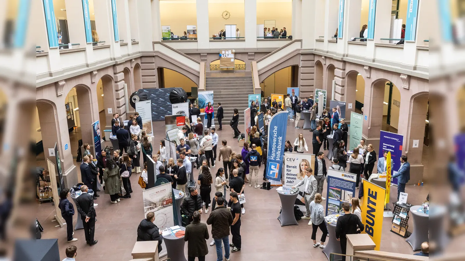 Unternehmen und Studierende vernetzen sich.<br> (Foto: Franz Bischof / HAWK)