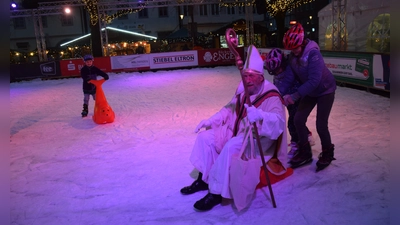 Mit Robbe und jugendlichem Schwung gehts auf die Eisfläche. (Foto: Marc Otto)