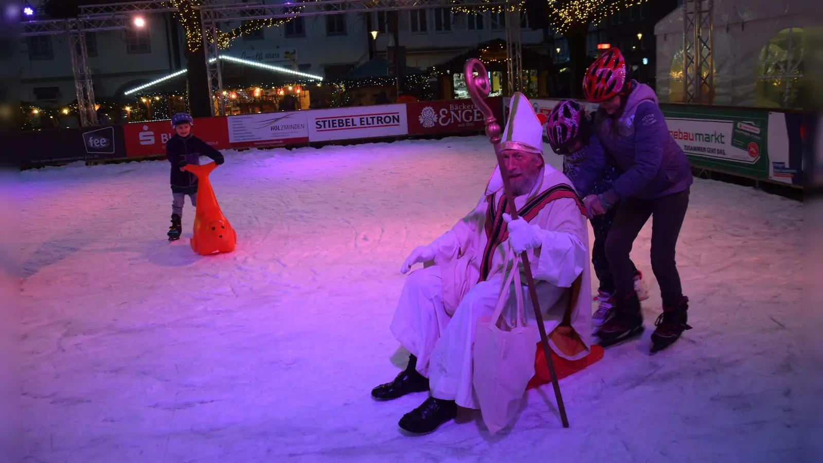 Mit Robbe und jugendlichem Schwung gehts auf die Eisfläche. (Foto: Marc Otto)