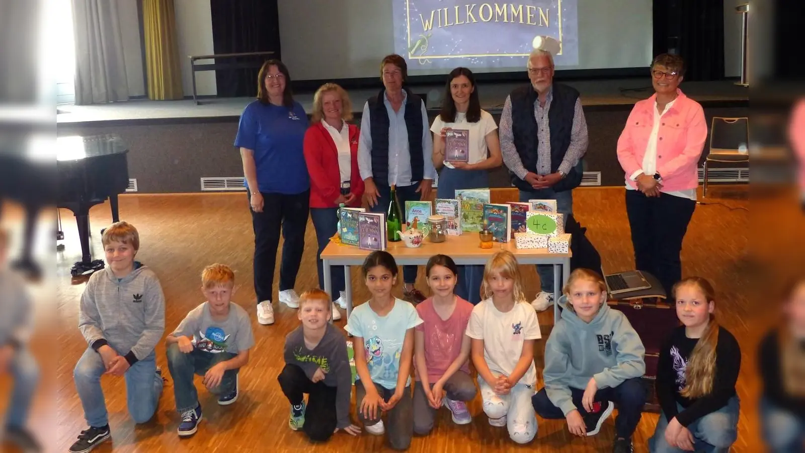 (Vorne v.l.) Theo, Jonas, Juna, Theresa (4b), Elias, Sela, Cataleya, Mia (3c) genossen zusammen mit ihren Mitschülern und (h.v.l.) Klassenlehrerinnen Simone Schade (3c) und Elisabeth Schmidt (4b) sowie Beate Menge (Bücherei Beverungen), Marie Braner (Autorin), Heinz Krystofiak (Bezirksausschuss der Stadt Beverungen) und Birgit Riepe-Dewender (Schulleiterin) eine Schulstunde der besonderen Art. (Foto: Grundschulverbund)