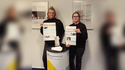 Kathrin Groppe und Conni Pätzold vom Kontaktbüro Pflegeselbsthilfe mit dem Programm für pflegende Angehörige. (Foto: privat)