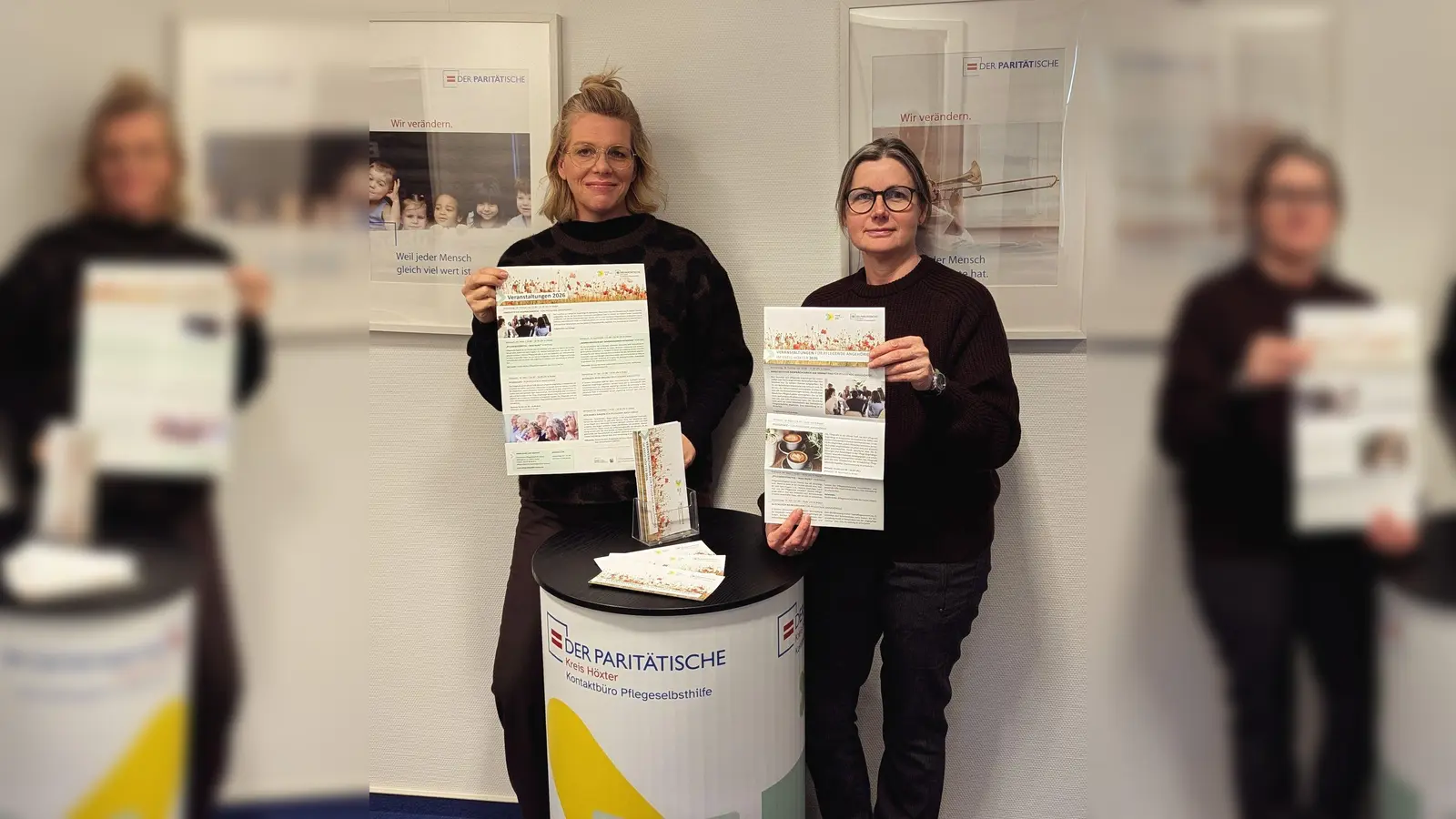 Kathrin Groppe und Conni Pätzold vom Kontaktbüro Pflegeselbsthilfe mit dem Programm für pflegende Angehörige. (Foto: privat)