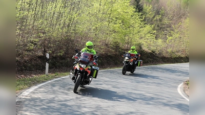Beim First Aid Highway üben Motorradfahrende wichtige Erste-Hilfe-Maßnahmen in realistischen Szenarien – direkt auf den Straßen in Lippe und Höxter. (Foto: Johanniter Lippe-Höxter)