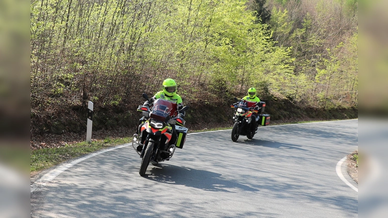 Beim First Aid Highway üben Motorradfahrende wichtige Erste-Hilfe-Maßnahmen in realistischen Szenarien – direkt auf den Straßen in Lippe und Höxter. (Foto: Johanniter Lippe-Höxter)