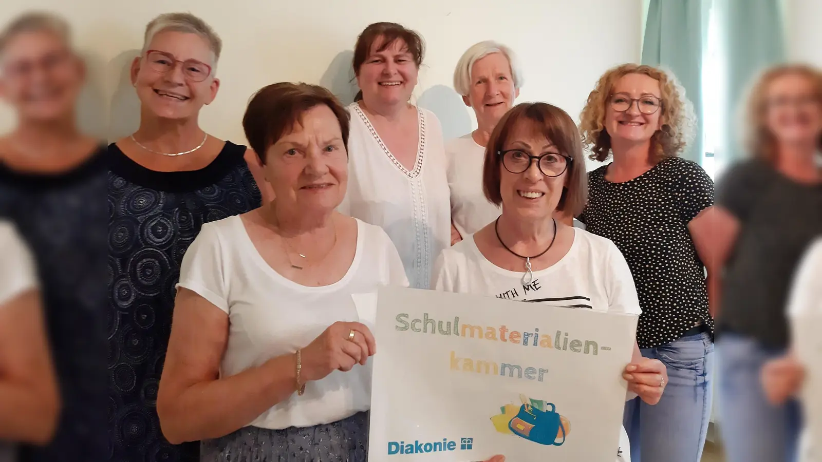 Bitten um Spenden (v. l.): Wiebke Robitsch, Sieglinde Bach, Heidrun Larusch-Gettings, Monika Lange, Uta Lechner und Agnes Pryczko vom Team der Schulmaterialienkammer der Diakonie in Höxter. (Foto: Diakonie Höxter)