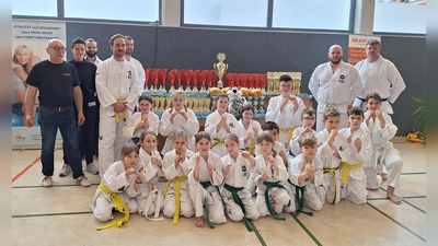 Beim Fototermin vor dem Turnierbeginn herrschte eine gewisse Anspannung, feierten doch einige Sportlerinnen und Sportler der Taekwondo Kampfgemeinschaft Boffzen-Fürstenberg bei der Weserbergland Meisterschaft ihre Premiere. Umso mehr freuten sie sich über die gute Unterstützung aus dem Publikum.  (Foto: MTV Boffzen)