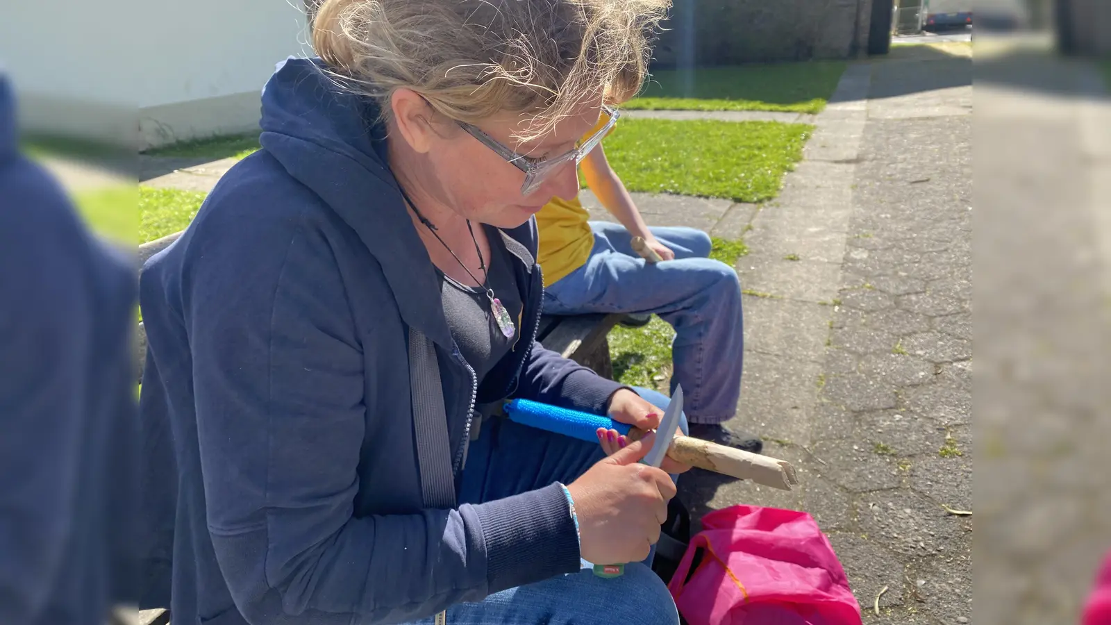 Teilnehmerin Katja Rössel setzt die Anweisungen vom Kursleiter konzentriert um.  (Foto: TI Neuhaus und Silberborn)