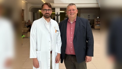 KHWE-Geschäftsführer Christian Jostes (rechts) mit dem neuen Ärztlichen Direktor der KHWE, Prof Dr. Mark Obermann. (Foto: KHWE)