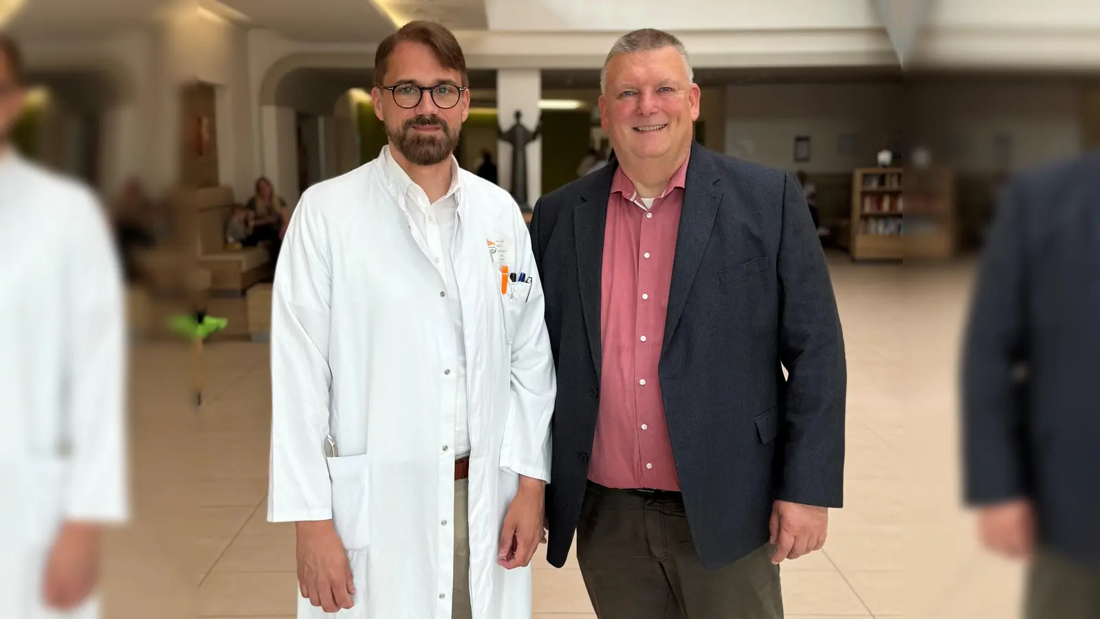 KHWE-Geschäftsführer Christian Jostes (rechts) mit dem neuen Ärztlichen Direktor der KHWE, Prof Dr. Mark Obermann. (Foto: KHWE)