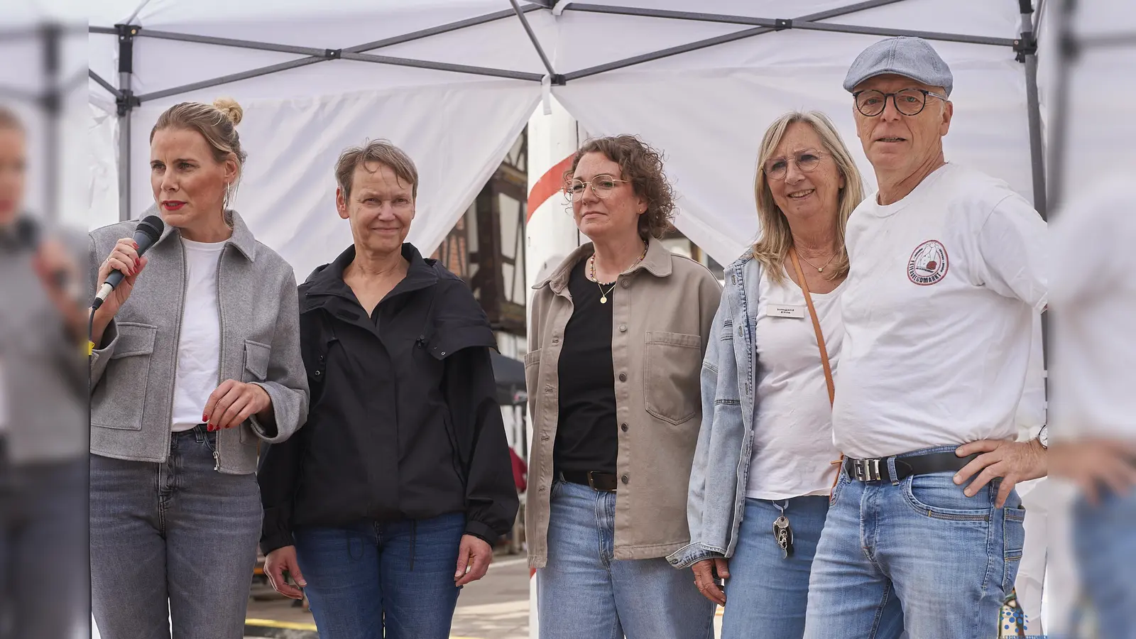 Eröffneten die Reihe der diesjährigen Feierabendmärkte in der Dornröschenstadt (v.l.): Kirsten Köster, Antje Büchner, Daniela Waldeck, Irmgard Ehls und Friedrich Plaue vom insgesamt 15-köpfigen Organisationsteam. (Foto: Stefan Bönning)