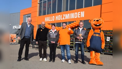 Begrüßen die Kunden zum Eröffnungstag (v.l.): Konrad Krüger, Geschäftsführer der Stammelbach Karl Krüger GmbH &amp; Co. KG, OBI-Geschäftsführer Oliver Weiße, stellv. Marktleiterin Elisa Konopka, Marktleiter Michael Krüger, stellv. Marktleiter Thomas Klempau und der OBI-Biber. (Foto: Marc Otto)