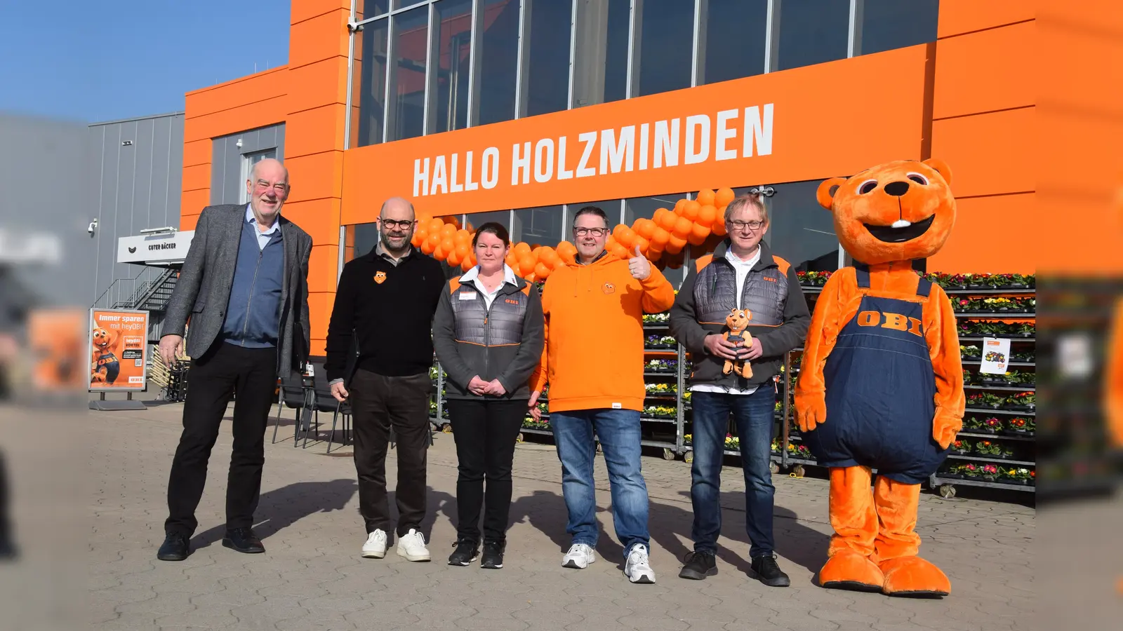 Begrüßen die Kunden zum Eröffnungstag (v.l.): Konrad Krüger, Geschäftsführer der Stammelbach Karl Krüger GmbH &amp; Co. KG, OBI-Geschäftsführer Oliver Weiße, stellv. Marktleiterin Elisa Konopka, Marktleiter Michael Krüger, stellv. Marktleiter Thomas Klempau und der OBI-Biber. (Foto: Marc Otto)