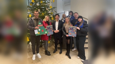 Sehen dem Sternenmarkt vergnügt entgegen (v.l.): Stefan Pryjemski und Nicole Bartolles (Beverungen Marketing e.V.), Tino Wenkel (Bürgermeister), Kathrin Schellartz und Linda Block(CVWB), Sabrina Jakob (Tanzschule), Alexander Bönning (Feuerwehrverein St. Florian) und Stella Schicht (Gymnasium Beverungen). (Foto: Beverungen Marketing)