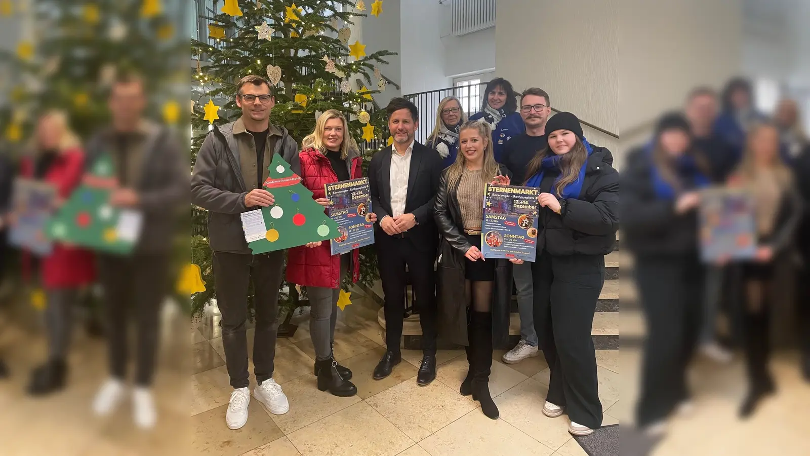 Sehen dem Sternenmarkt vergnügt entgegen (v.l.): Stefan Pryjemski und Nicole Bartolles (Beverungen Marketing e.V.), Tino Wenkel (Bürgermeister), Kathrin Schellartz und Linda Block(CVWB), Sabrina Jakob (Tanzschule), Alexander Bönning (Feuerwehrverein St. Florian) und Stella Schicht (Gymnasium Beverungen). (Foto: Beverungen Marketing)