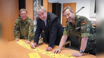 Die Gelben Bänder der Verbundenheit sind ein kleines Zeichen der Anerkennung für die Soldatinnen und Soldaten im Einsatz. In Brakel-Auenhausen beteiligten sich (v.l.) der stellvertretende Landrat Werner Dürdoth und Bürgermeister Hermann Temme an der Aktion, die durch den Vorsitzenden der Truppenkameradschaft Stabsfeldwebel Stefan Riep initiiert wurde. (Foto: Stadt Brakel)