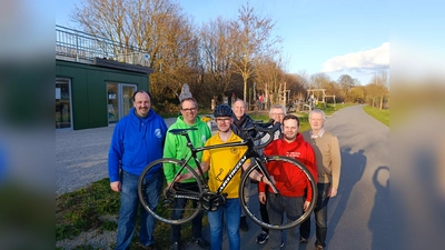 „Jo mir san mim Radl do!“: Huxarium-Förderverein und Schützengilde freuen sich auf die große Sternradtour. Sascha Stankowski (v.l.), Jens Beineke, Maximilian Kleffmann, Arnd Mathias, Dietmar Beineke, Tizian Fiege und Hubertus Ahrens wollen gemeinsam mit möglichst vielen Leuten am Sonntag, 26. April alle 12 Höxteraner Ortsteile ansteuern. (Foto: Huxarium Gartenpark Höxter)
