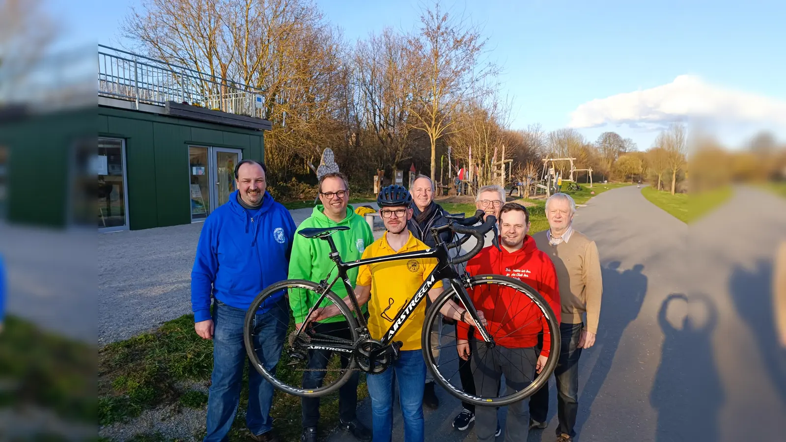 „Jo mir san mim Radl do!“: Huxarium-Förderverein und Schützengilde freuen sich auf die große Sternradtour. Sascha Stankowski (v.l.), Jens Beineke, Maximilian Kleffmann, Arnd Mathias, Dietmar Beineke, Tizian Fiege und Hubertus Ahrens wollen gemeinsam mit möglichst vielen Leuten am Sonntag, 26. April alle 12 Höxteraner Ortsteile ansteuern. (Foto: Huxarium Gartenpark Höxter)