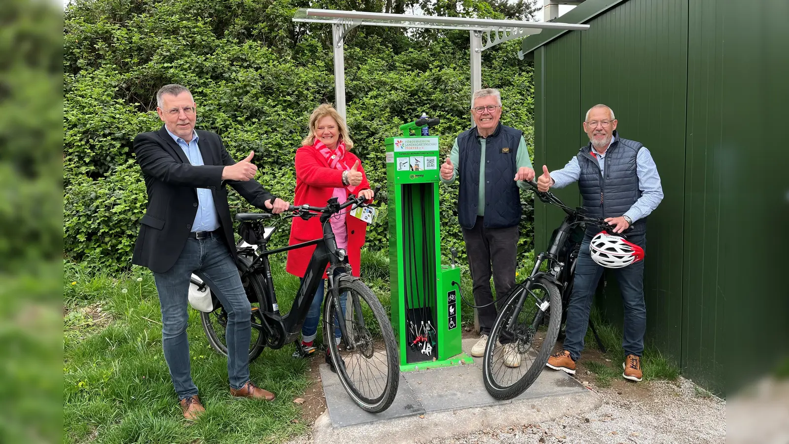 Weihten die neue Fahrradstation ein (v.l.): Rüdiger Hölscher (Kommunalreferent von Westfalen Weser für den Bereich Höxter), Rita Altmiks, Dietmar Beineke und Martin Irgang (alle aus dem Vorstand Förderverein Landesgartenschau Höxter). (Foto: privat)
