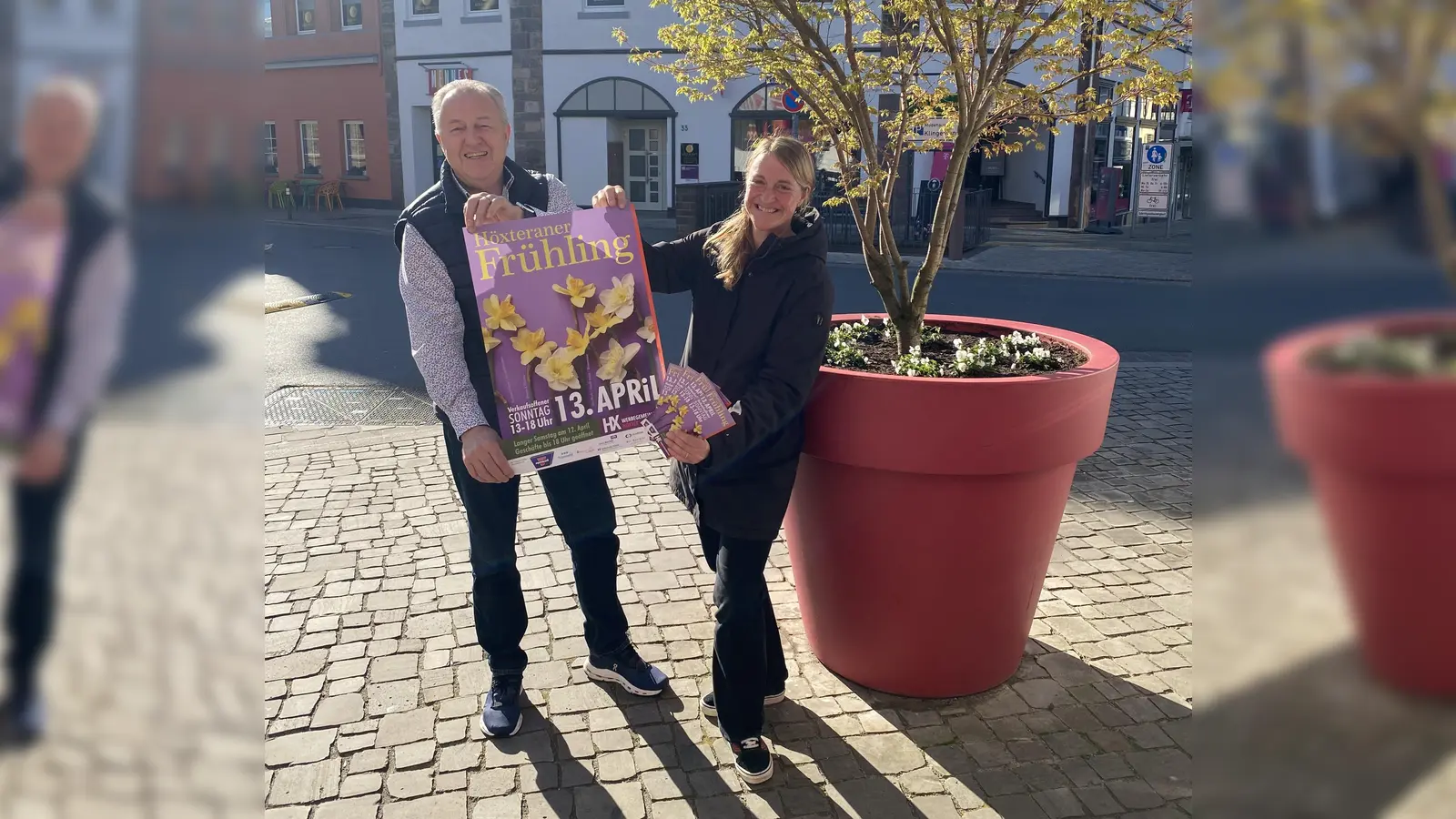 Vorsitzender Jürgen Knabe und Katharina Vötter von der Werbegemeinschaft Höxter sehen dem städtischen Frühlingsgruß voller Vorfreude entgegen. (Foto: privat)