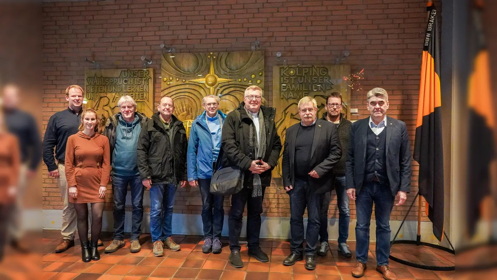 Vertreter der Diözesanarbeitsgemeinschaft katholischer Jugendsozialarbeit im Erzbistum, Generalvikar Dr. Michael Bredeck, Wolfgang Gelhard (Geschäftsführer Kolping-Bildungswerk Paderborn) und Dietmar Mantel (Geschäftsführer Kolping-Berufsbildungswerk Brakel). (Foto: Pia Senneka)