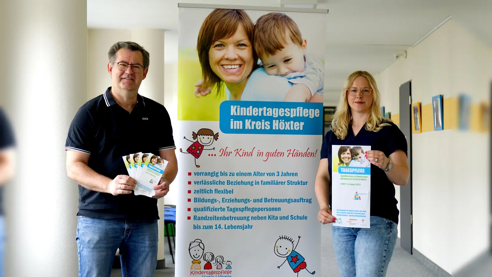 Christian Rodemeyer, Abteilungsleiter Kinder, Jugend und Familie beim Kreis Höxter und Fachberaterin Katharina Sinn freuen sich, im August einen neuen Qualifizierungskurs für die Kindertagespflege im anzubieten. (Foto: Kreis Höxter)