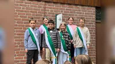 Das Steinheimer Kinderkönigspaar mit seinem Hofstaat (v.l.): Klemens Keuper, Aria Wiechers, Kinderschützenkönig Aras Celik, Kinderschützenkönigin Jule Wegener, Paulina Meier und Liam Schiller. (Foto: privat)