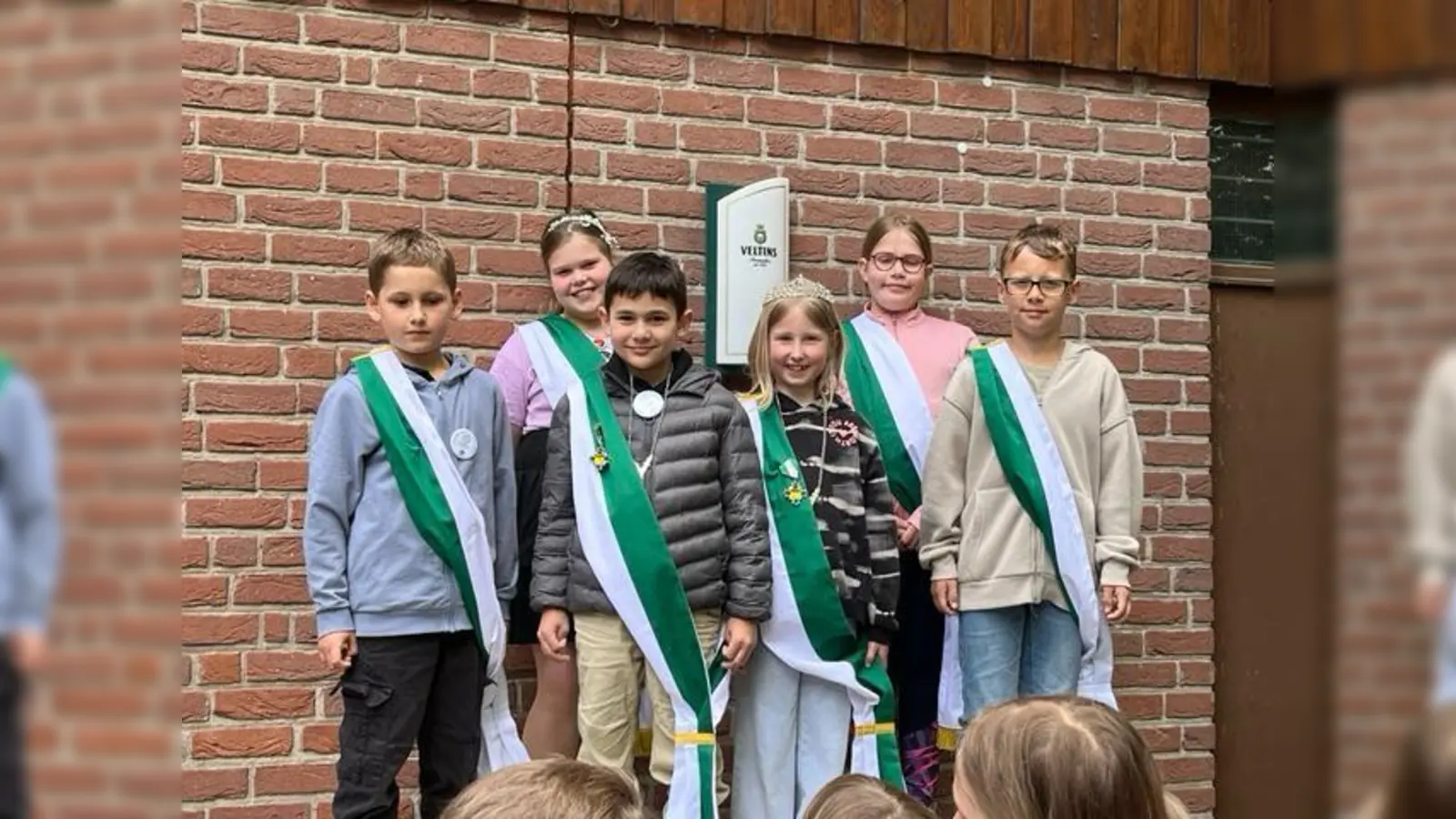 Das Steinheimer Kinderkönigspaar mit seinem Hofstaat (v.l.): Klemens Keuper, Aria Wiechers, Kinderschützenkönig Aras Celik, Kinderschützenkönigin Jule Wegener, Paulina Meier und Liam Schiller. (Foto: privat)